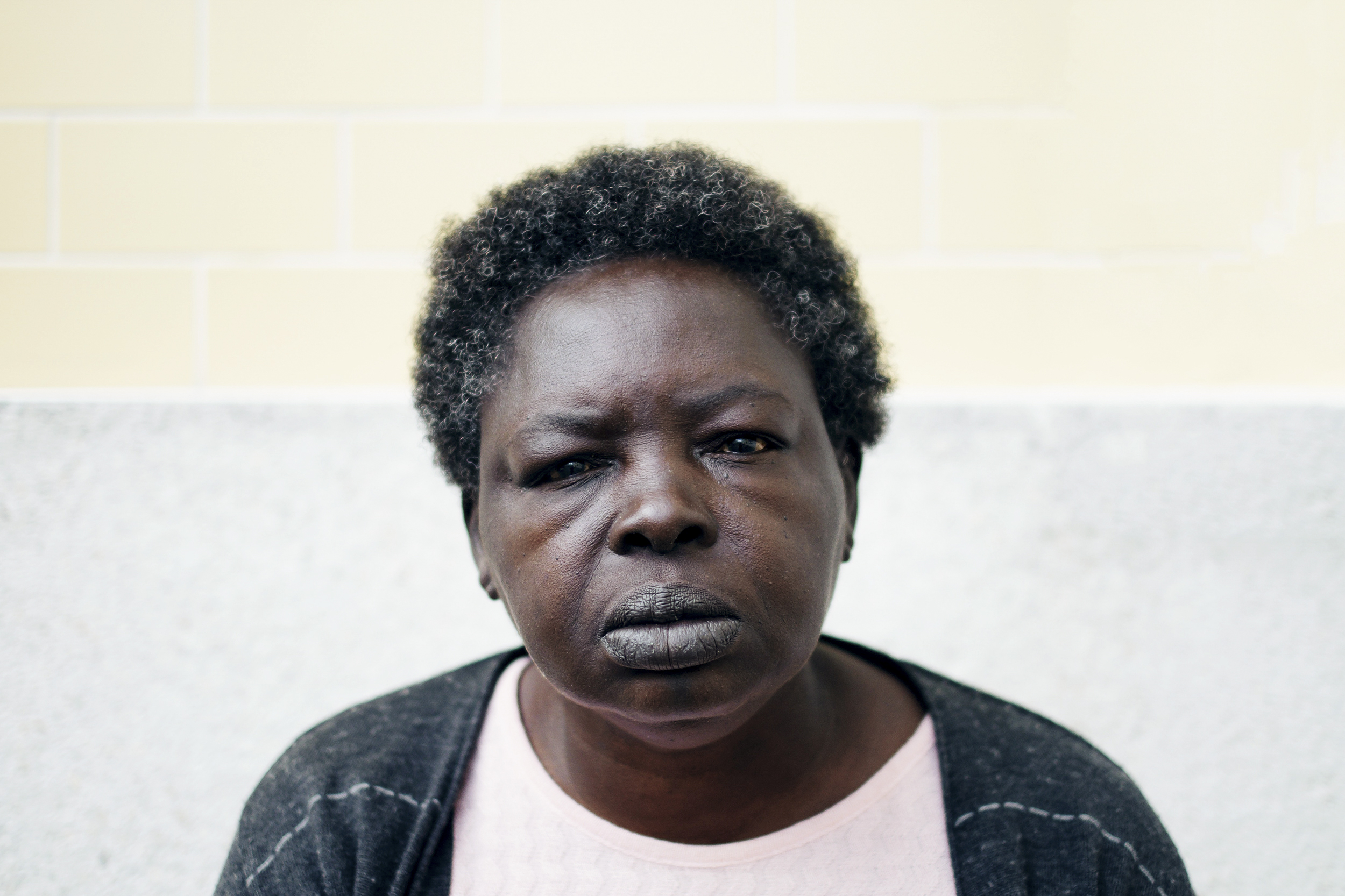 Mulher melanodérmica encara a câmara com olhar expressivo.