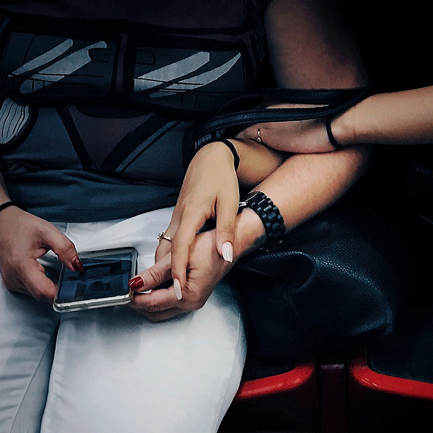 Mãos de duas mulheres abraçadas, com unhas grandes e pintadas.