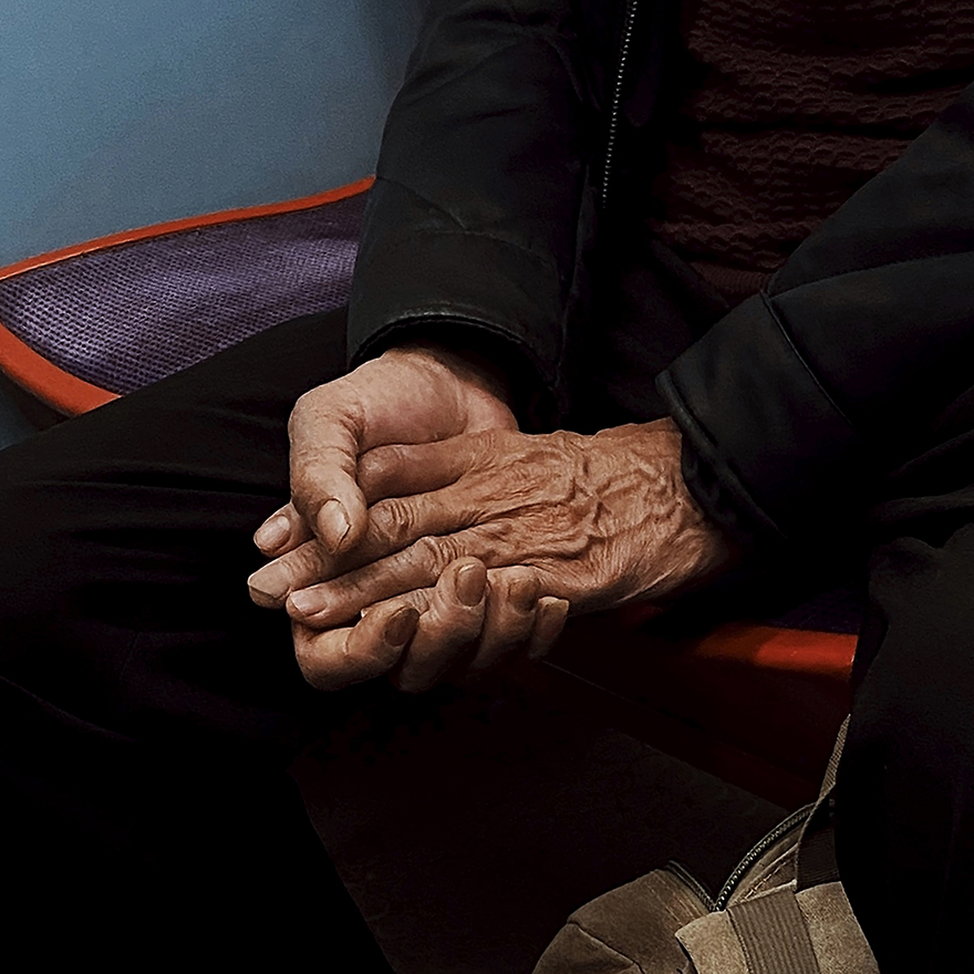 Mãos enrugadas de homem idoso. Mão direita por baixo, mão esquerda por cima.