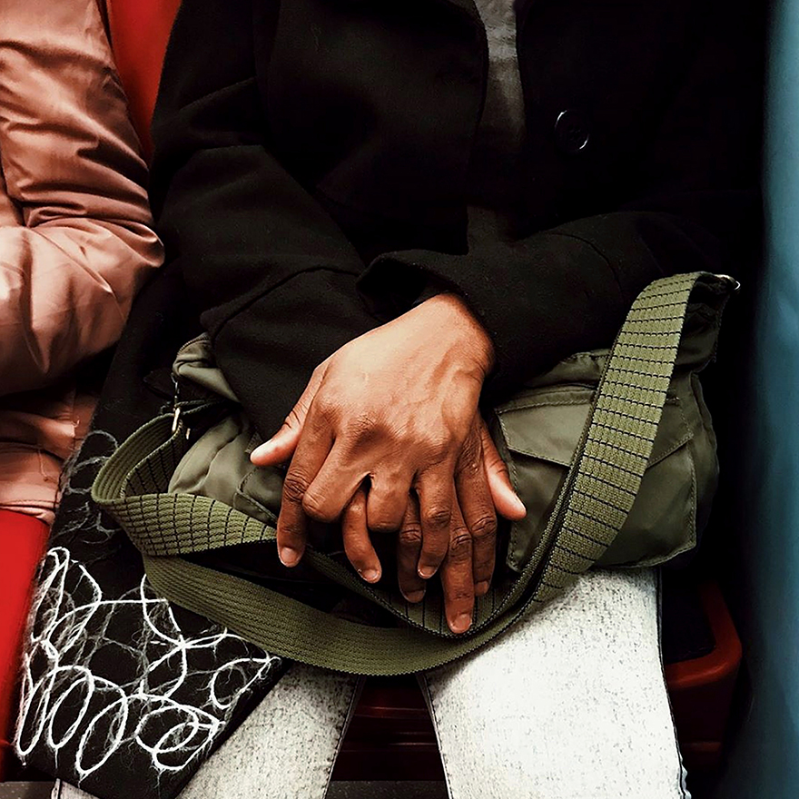 Mãos entrelaçadas mão esquerda em cima de mão direita dorso das mãos virado para cima.