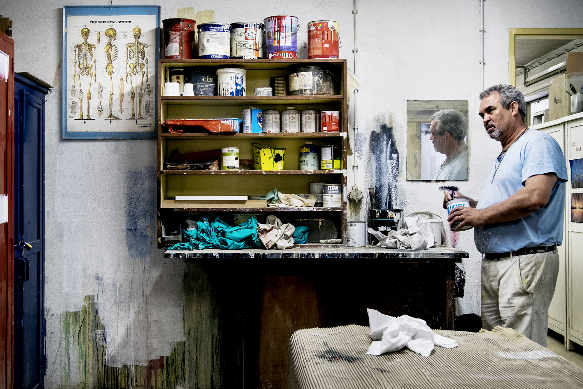 Homem de perfil na sua oficina de pintura do hospital.